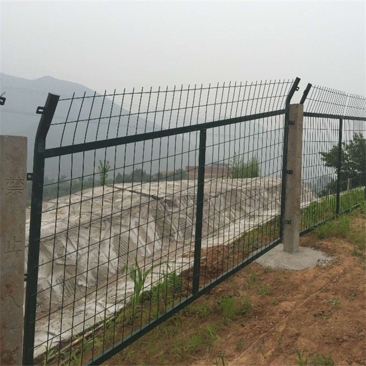 鐵路防護(hù)柵欄案例展示圖片2 鐵路防護(hù)柵欄案例展示圖片2